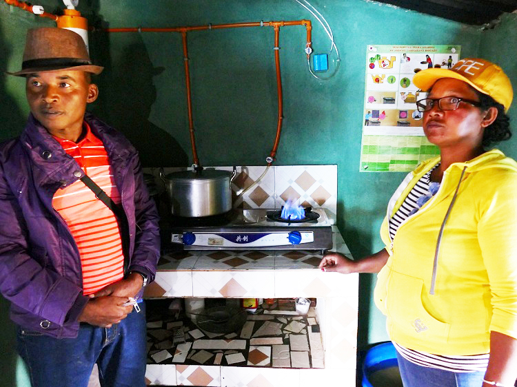 image Reportage à Mahabou (Madagascar) Cuisiner à la bouse de zébu, des biodigesteurs pour la cuisson et l’éclairage